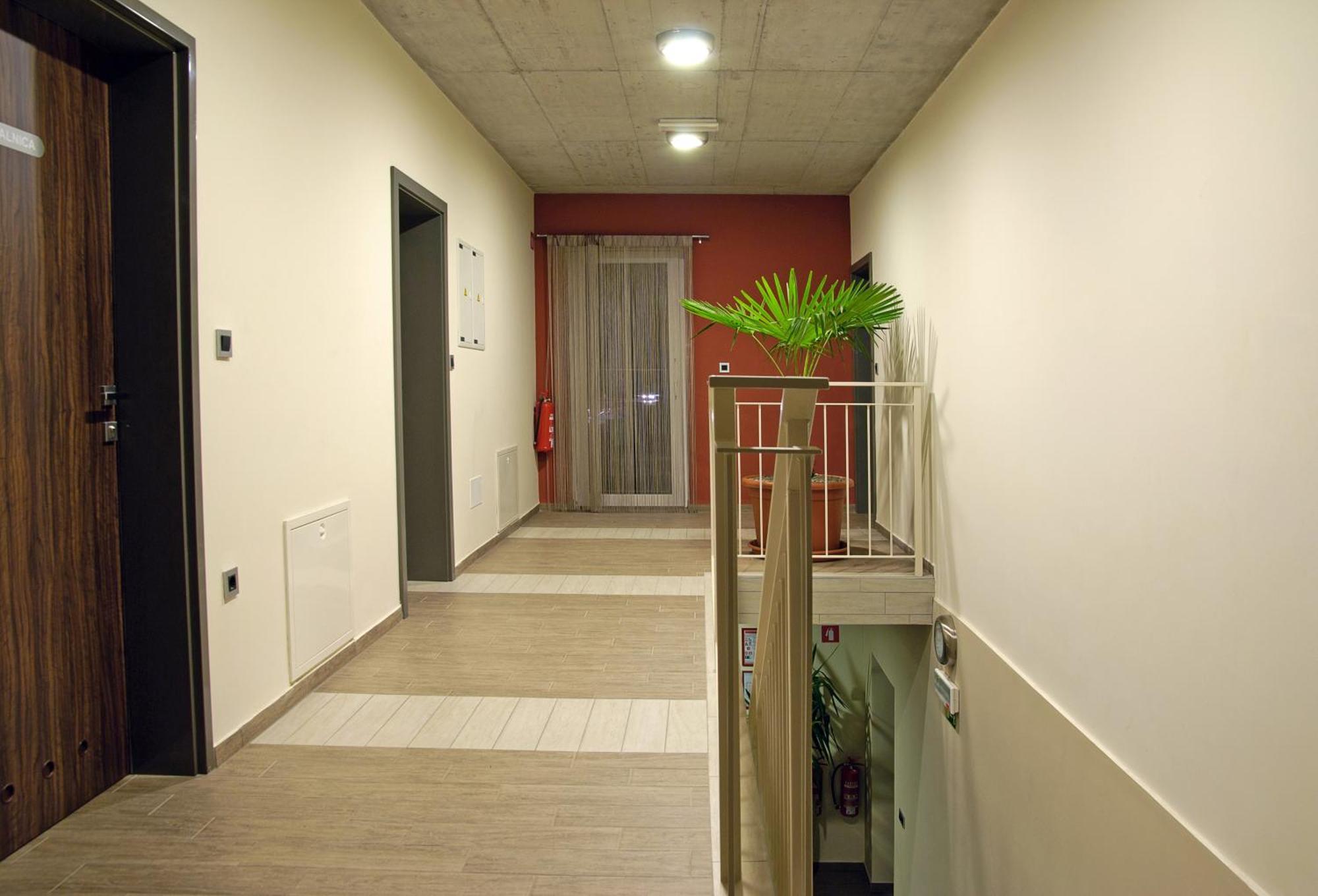 Hostel Plus Caffe Petrovče Buitenkant foto