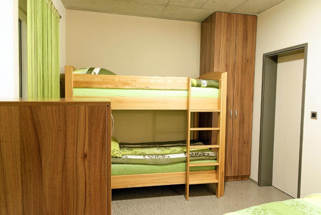 Hostel Plus Caffe Petrovče Kamer foto